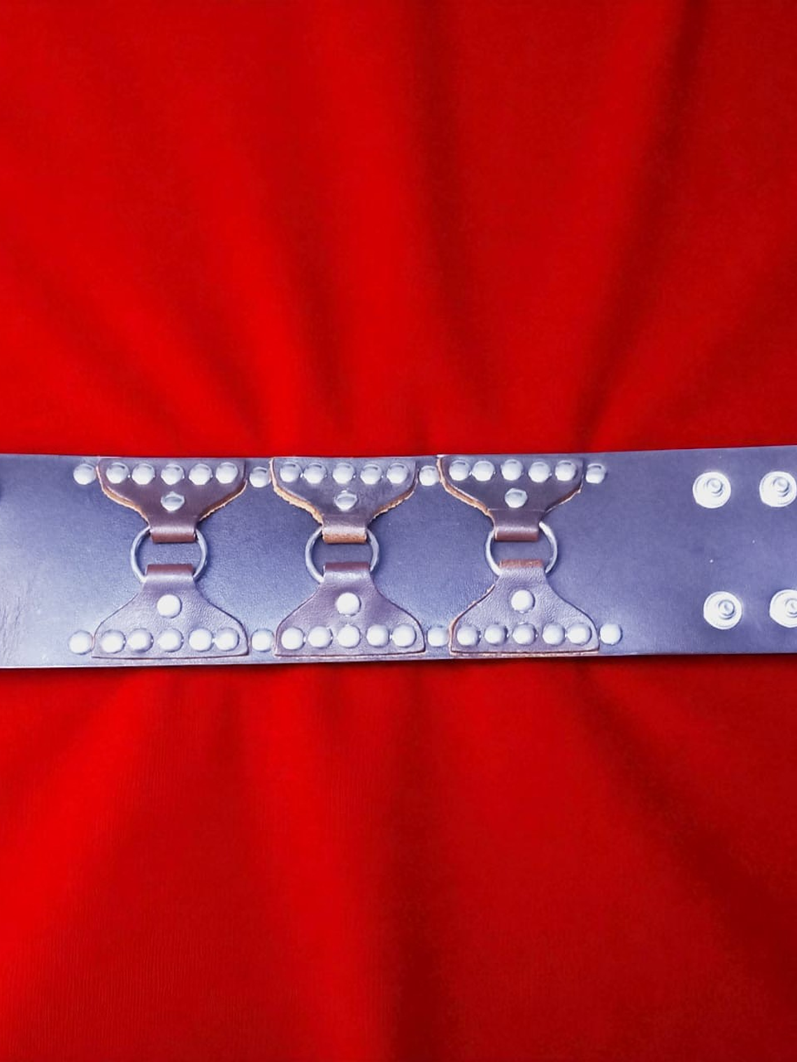 Brazalete de cuero marrón con detalles metálicos 2