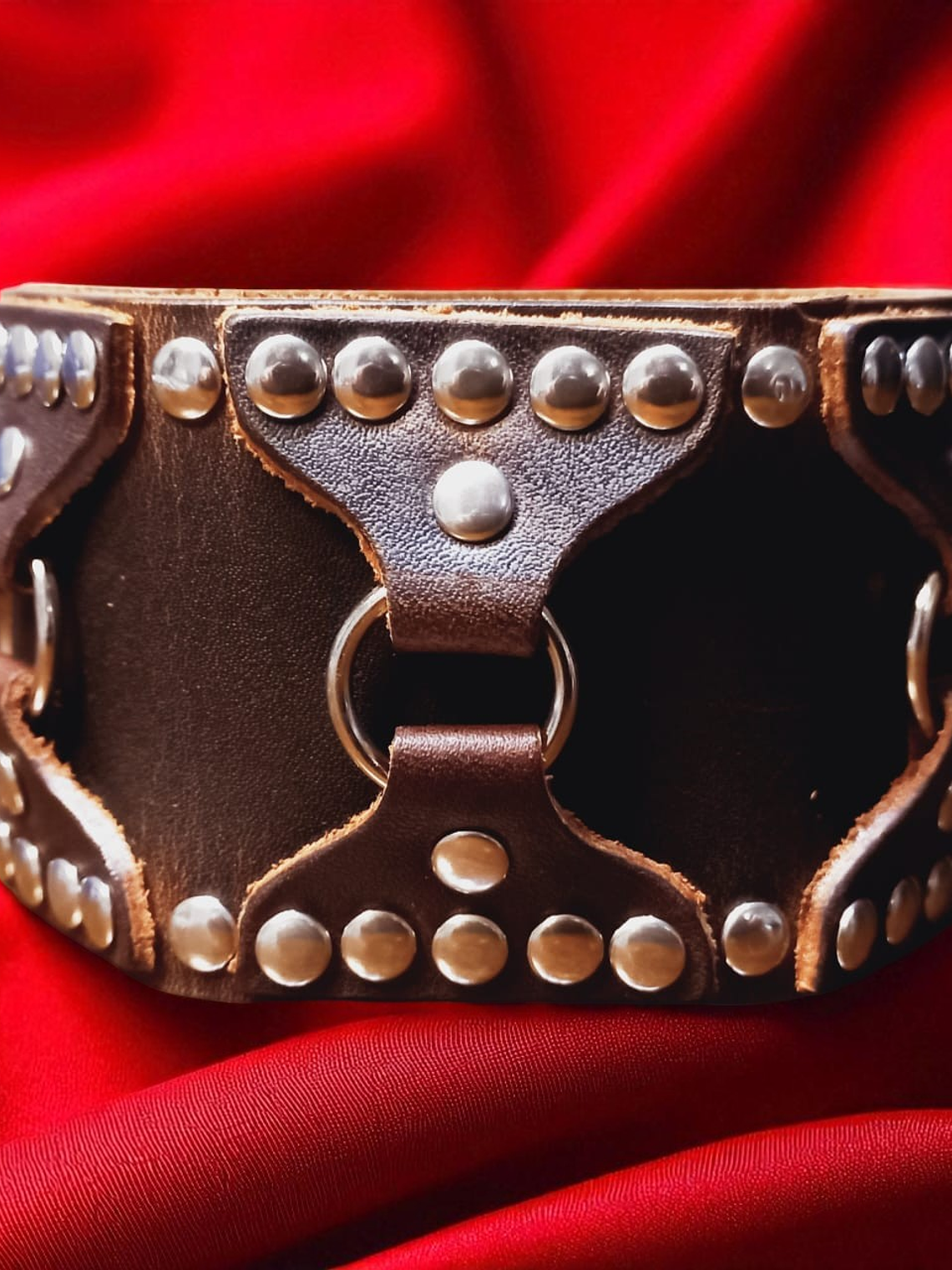 Brazalete de cuero marrón con detalles metálicos 1