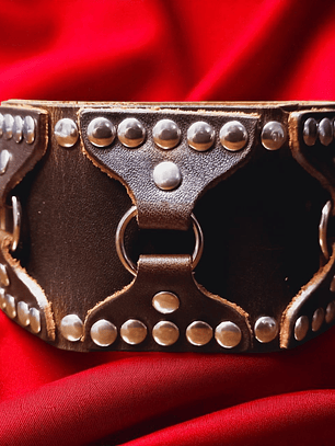 Brazalete de cuero marrón con detalles metálicos