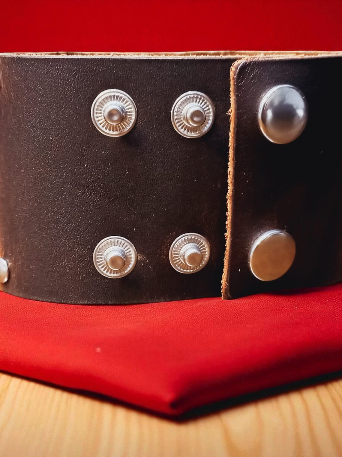 Brazalete de cuero marrón con detalles metálicos 3