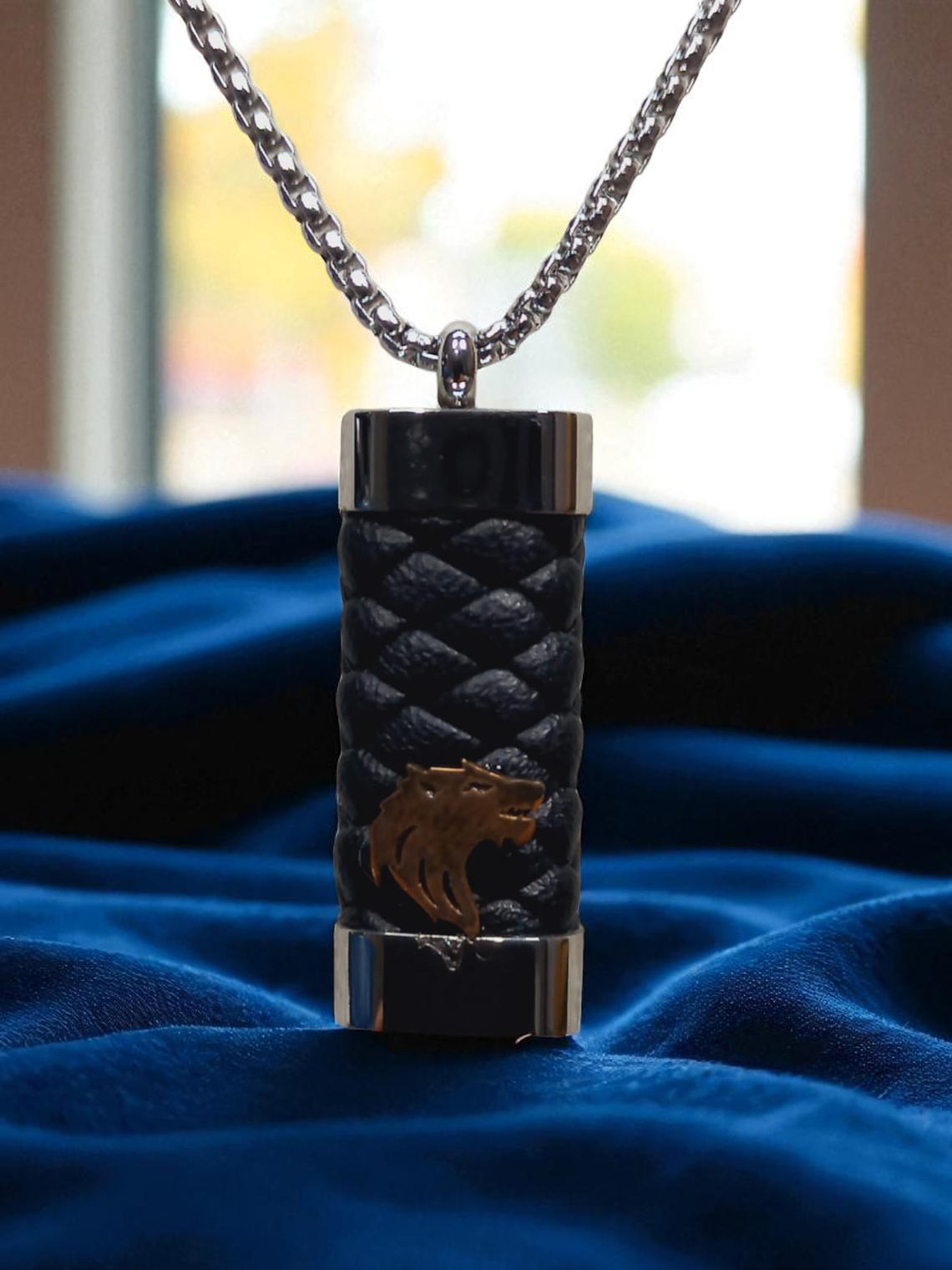 Collar con Colgante en acero y cuero diseño lobo cobrizo 1