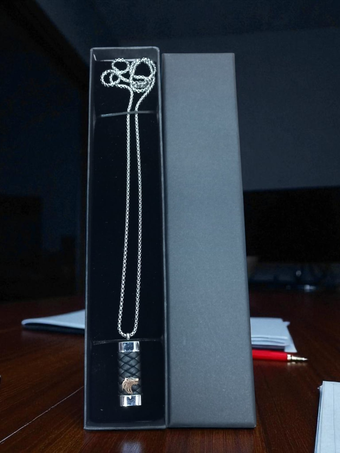 Collar con Colgante en acero y cuero diseño lobo cobrizo 2