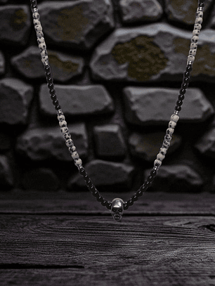 Collar de piedra artificial con Colgante en acero diseño calavera pequeña