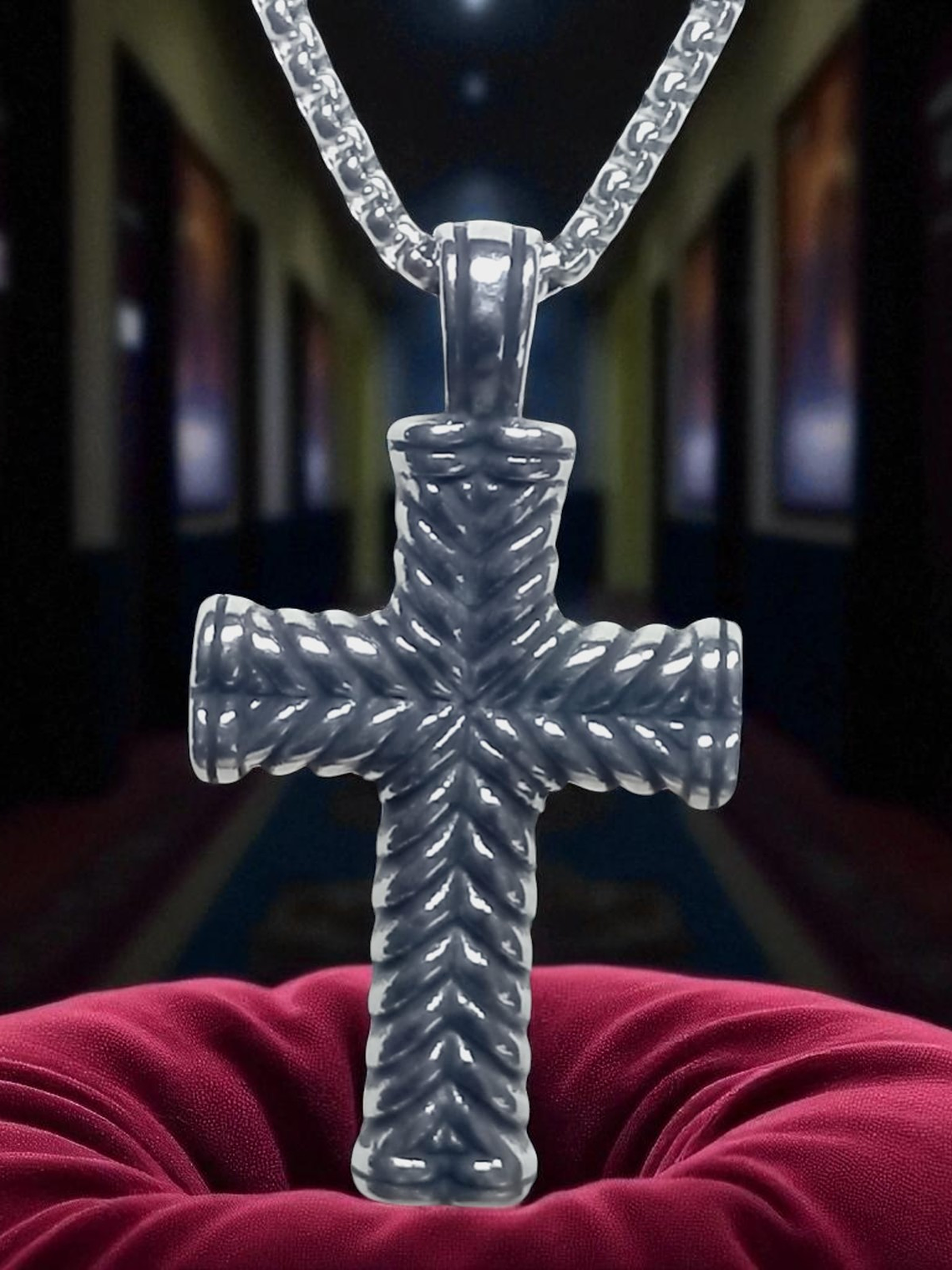 Collar con Colgante en acero diseño cruz en relieve 3