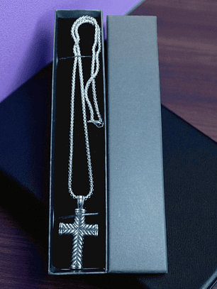 Collar con Colgante en acero diseño cruz en relieve