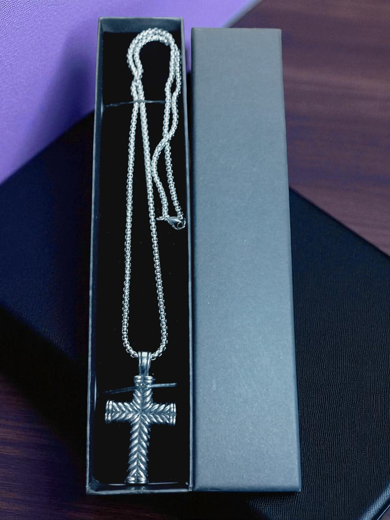 Collar con Colgante en acero diseño cruz en relieve 2