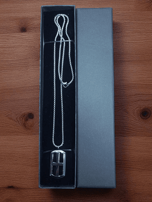 Collar con Colgante en acero diseño cruz enmarcada