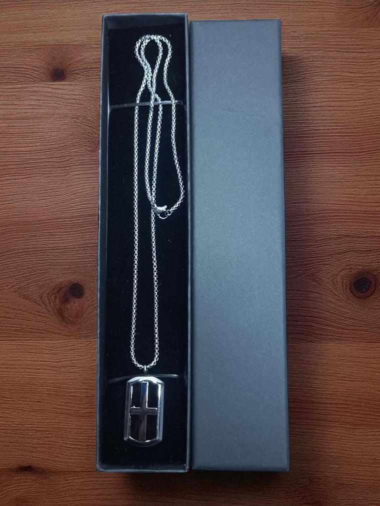 Collar con Colgante en acero diseño cruz enmarcada 2