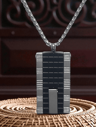 Collar con Colgante en acero diseño geométrico