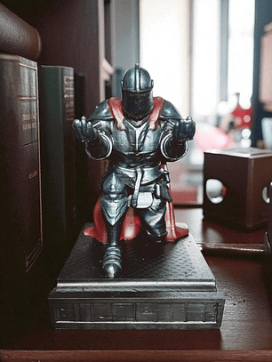 Figura caballero sujeta Lápiz y soporte teléfono móvil 15cm