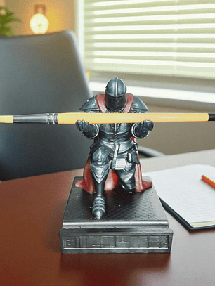 Figura caballero sujeta Lápiz y soporte teléfono móvil 15cm