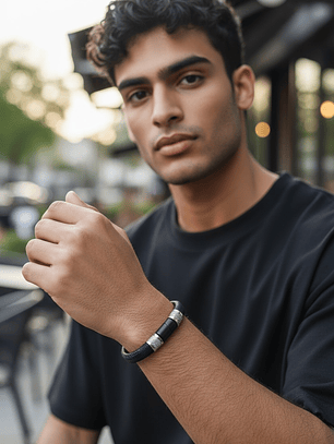 Pulsera de cuero con detalles en acero y cierre magnético