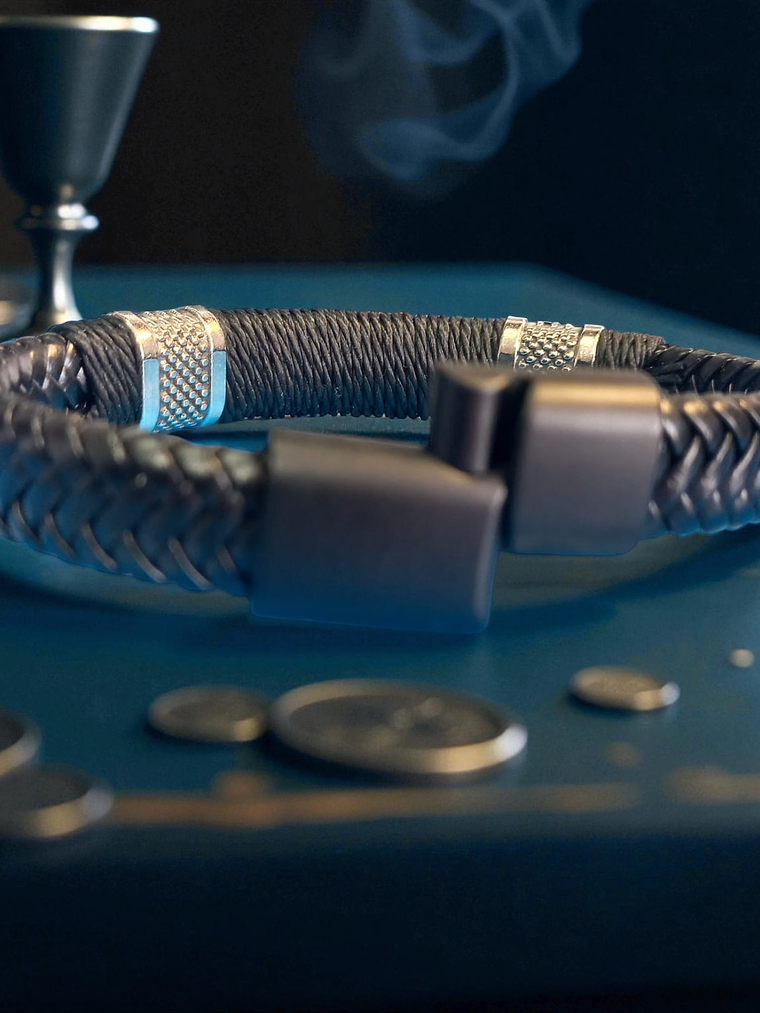 Pulsera de cuero con detalles en acero y cierre magnético 3