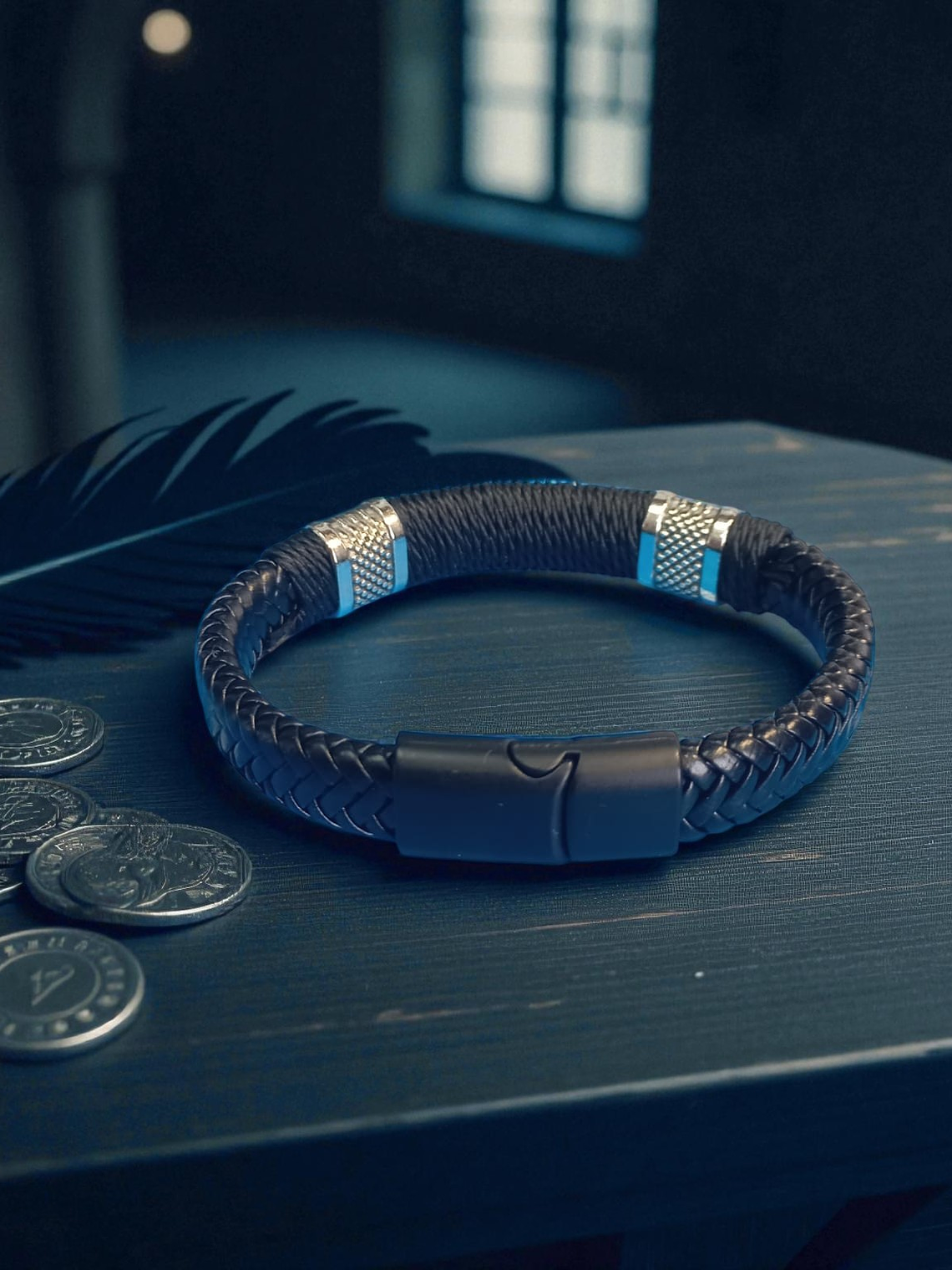 Pulsera de cuero con detalles en acero y cierre magnético 4