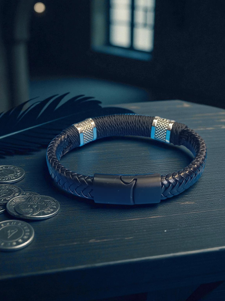 Pulsera de cuero con detalles en acero y cierre magnético 4