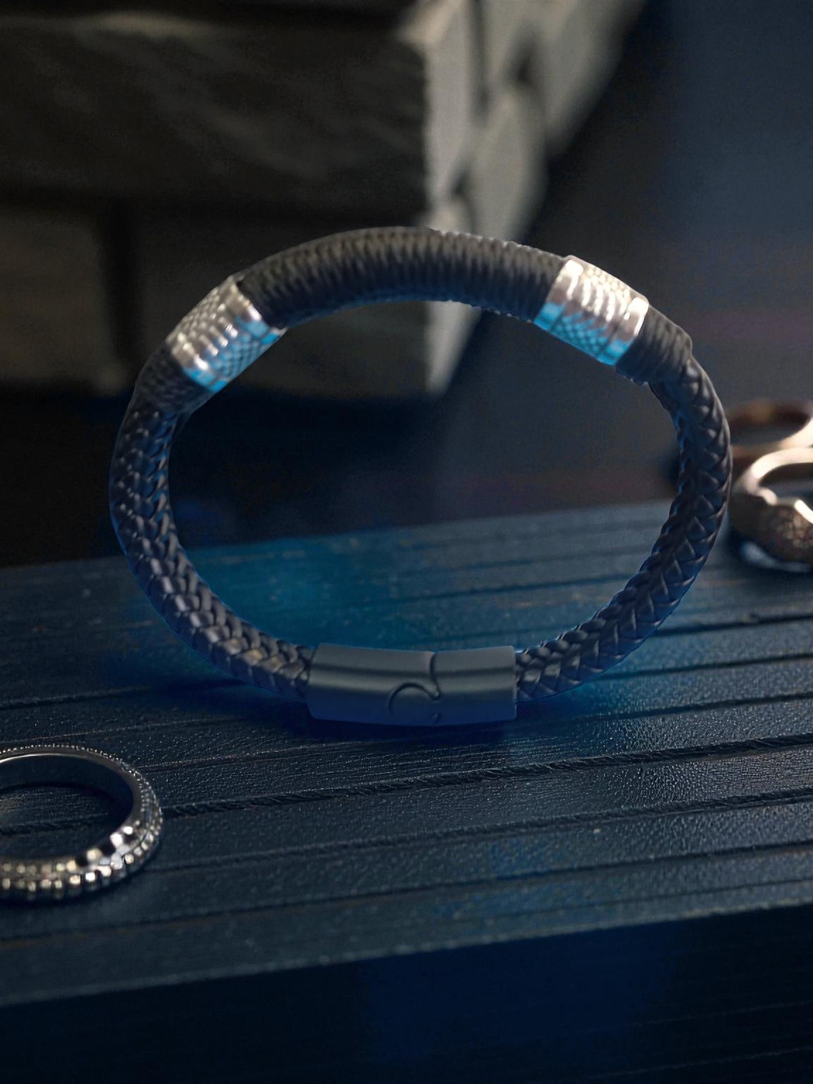 Pulsera de cuero con detalles en acero y cierre magnético 5