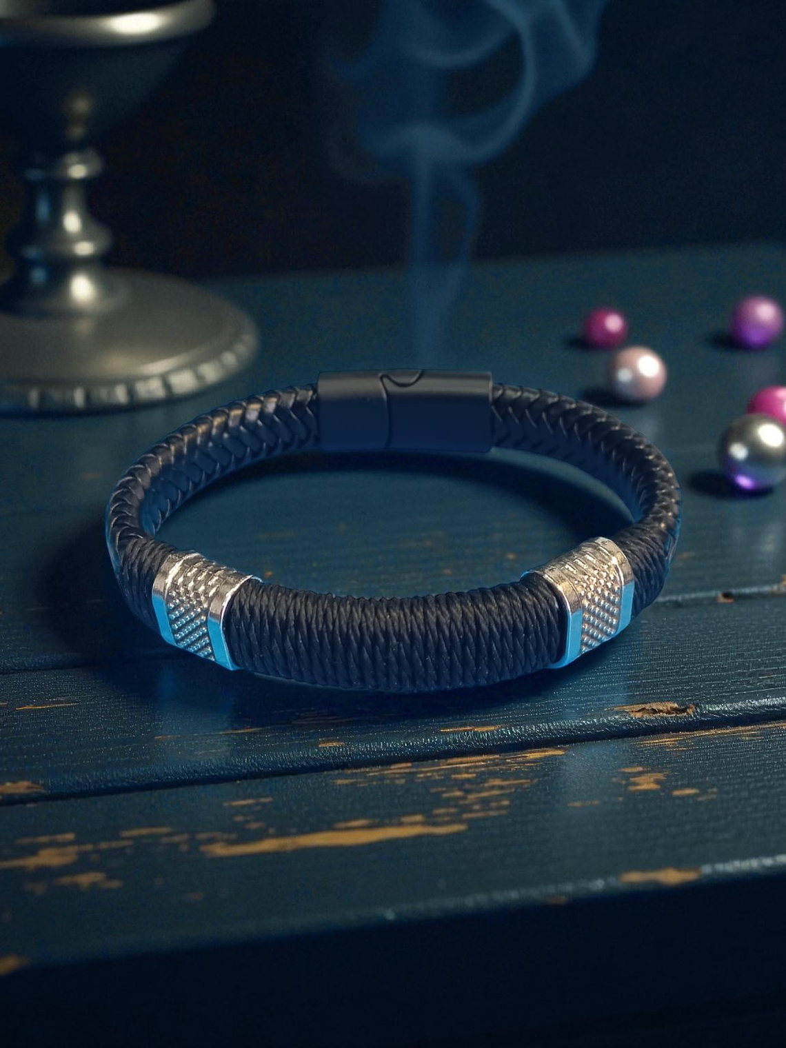 Pulsera de cuero con detalles en acero y cierre magnético 1