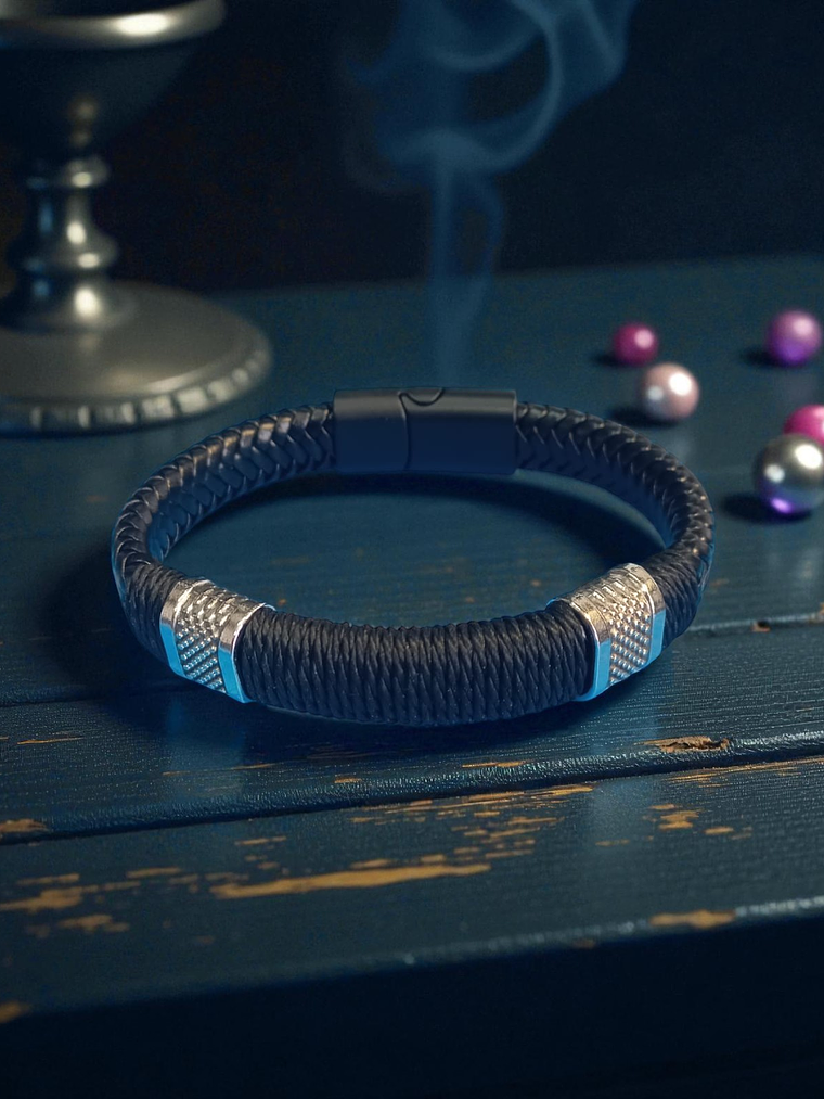 Pulsera de cuero con detalles en acero y cierre magnético 1