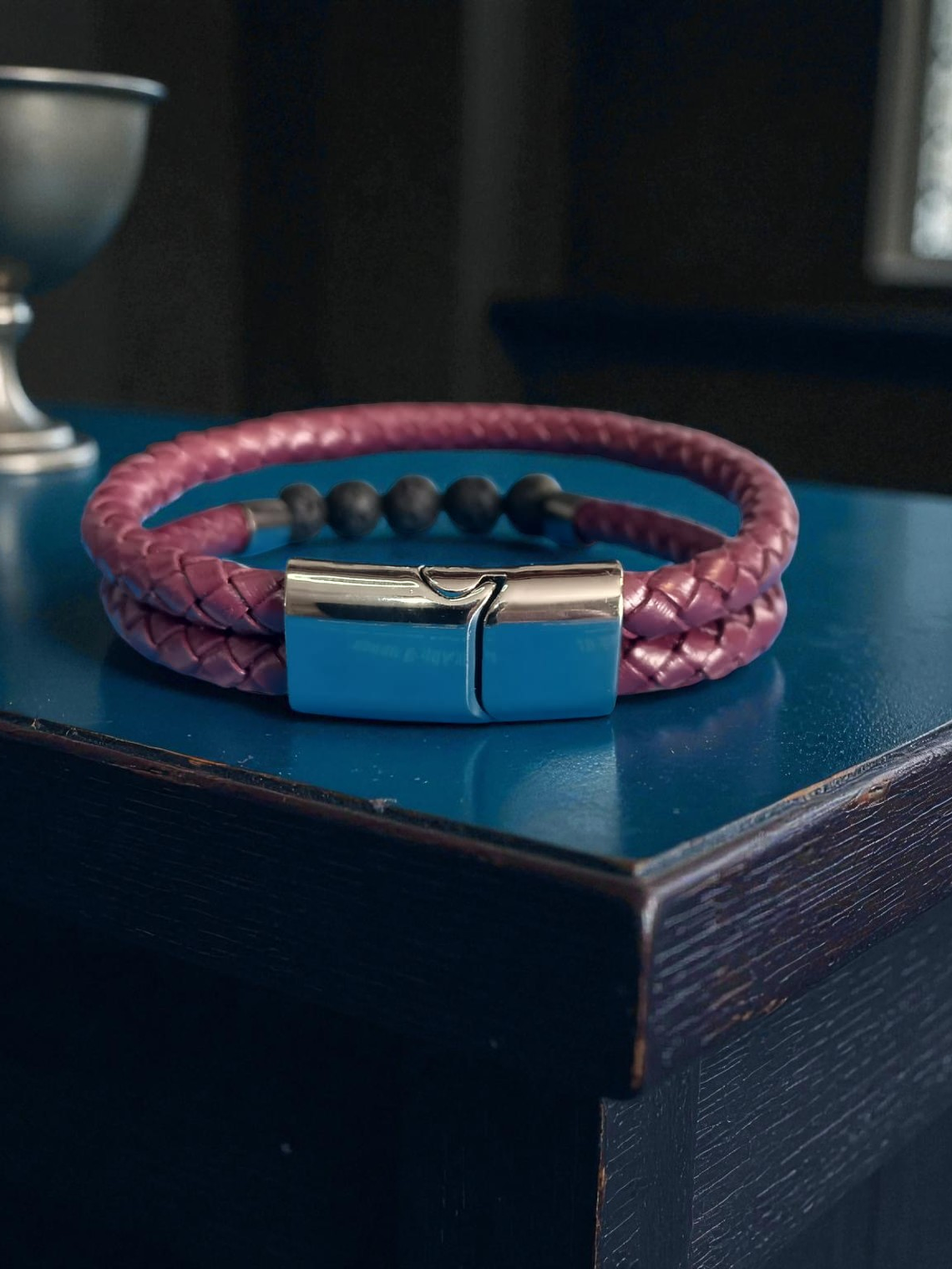 Pulsera de cuero con piedra volcánica y cierre magnético 4