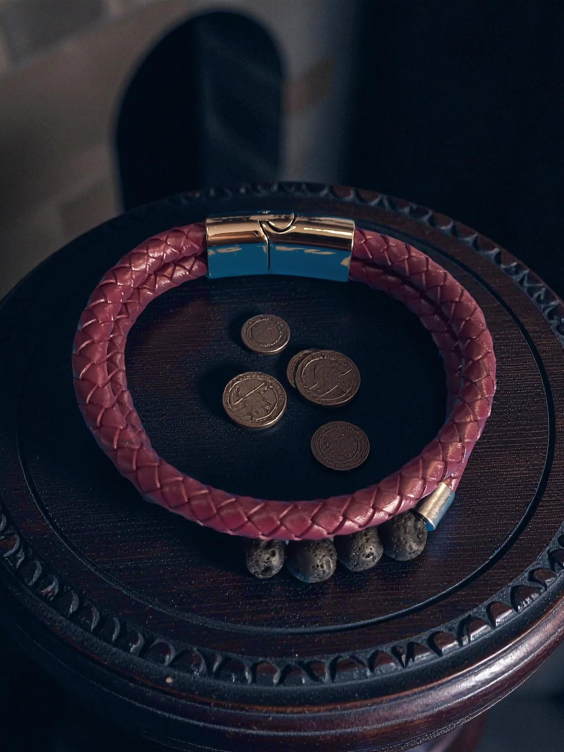 Pulsera de cuero con piedra volcánica y cierre magnético 3