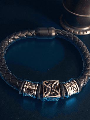 Pulsera de cuero símbolos en acero y cierre magnético