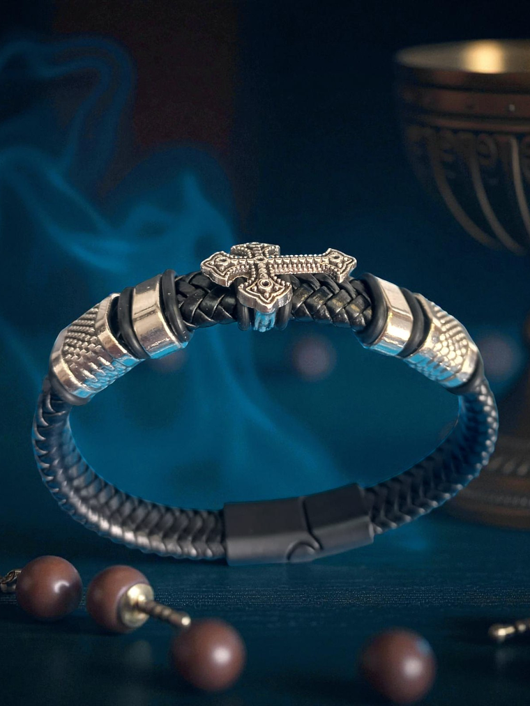 Pulsera de cuero con cruz en acero y cierre magnético 2