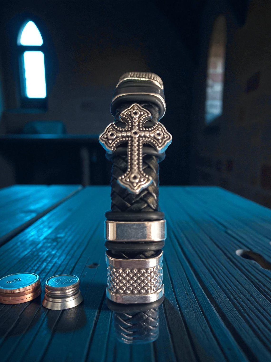 Pulsera de cuero con cruz en acero y cierre magnético 3