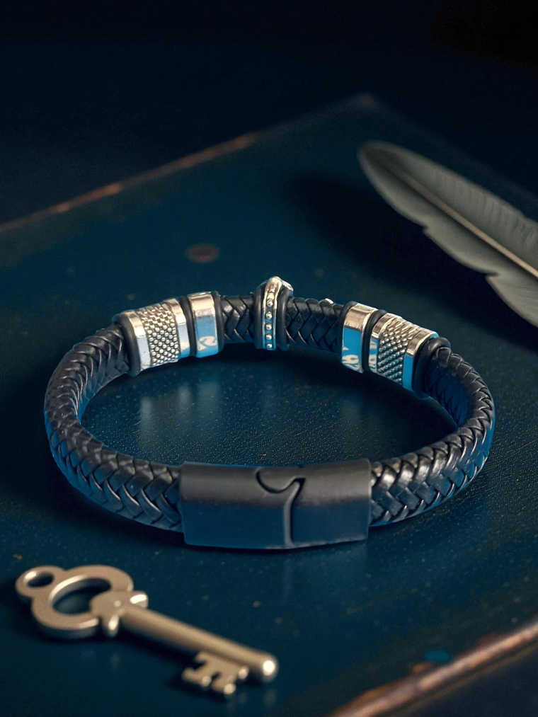 Pulsera de cuero con cruz en acero y cierre magnético 4