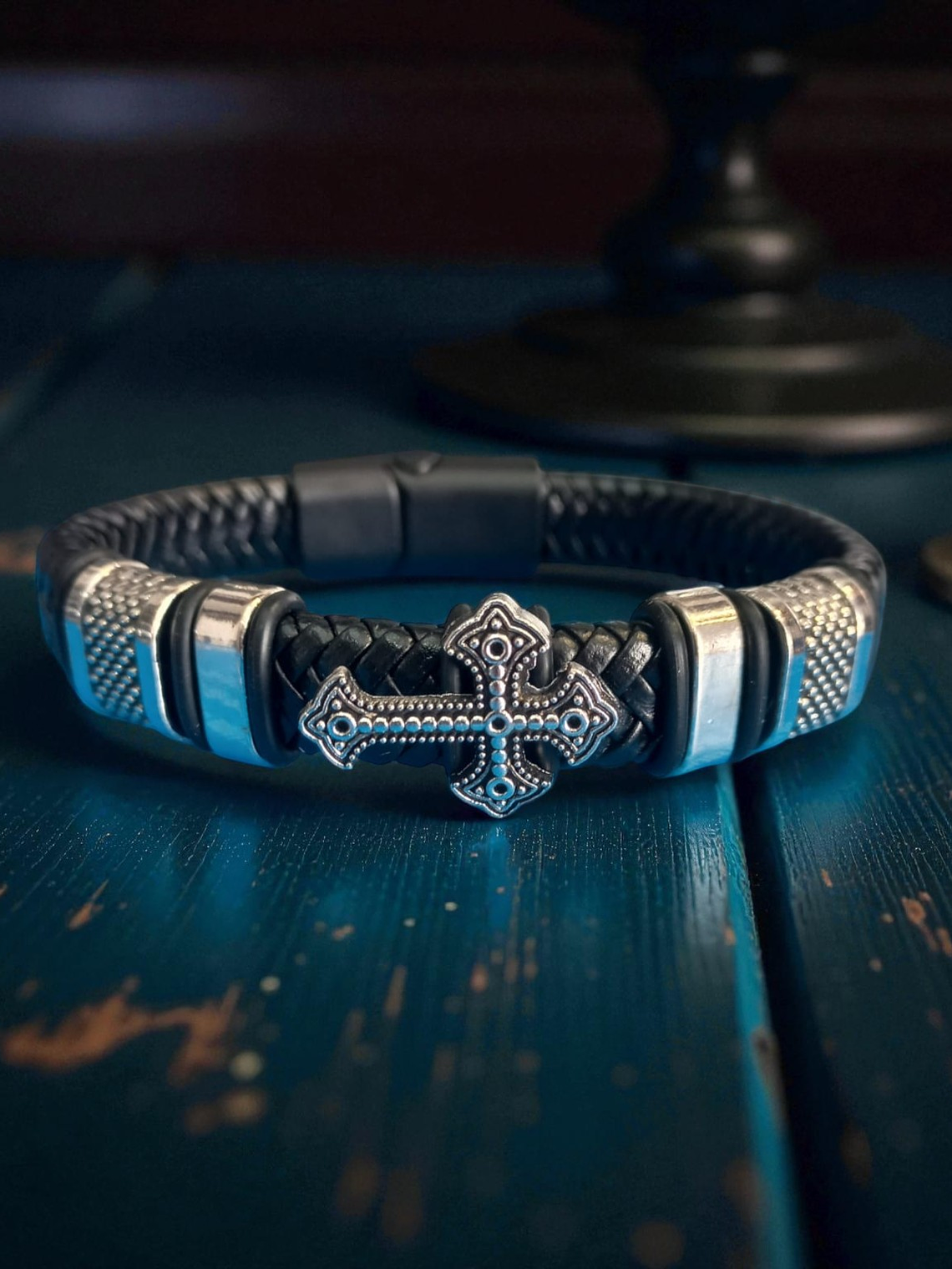 Pulsera de cuero con cruz en acero y cierre magnético 1