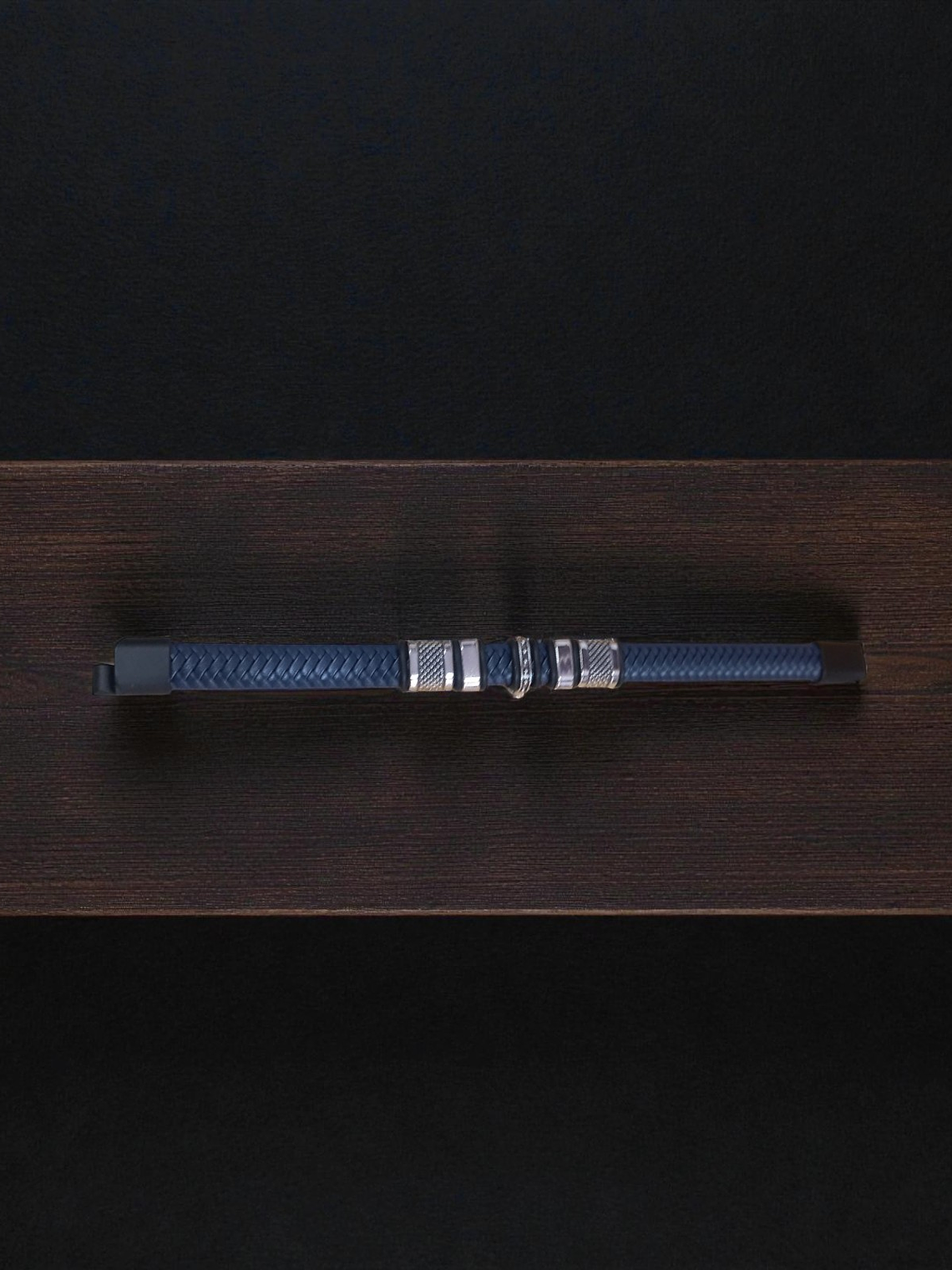 Pulsera de cuero Dark Blue con cruz en acero y cierre magnético 3