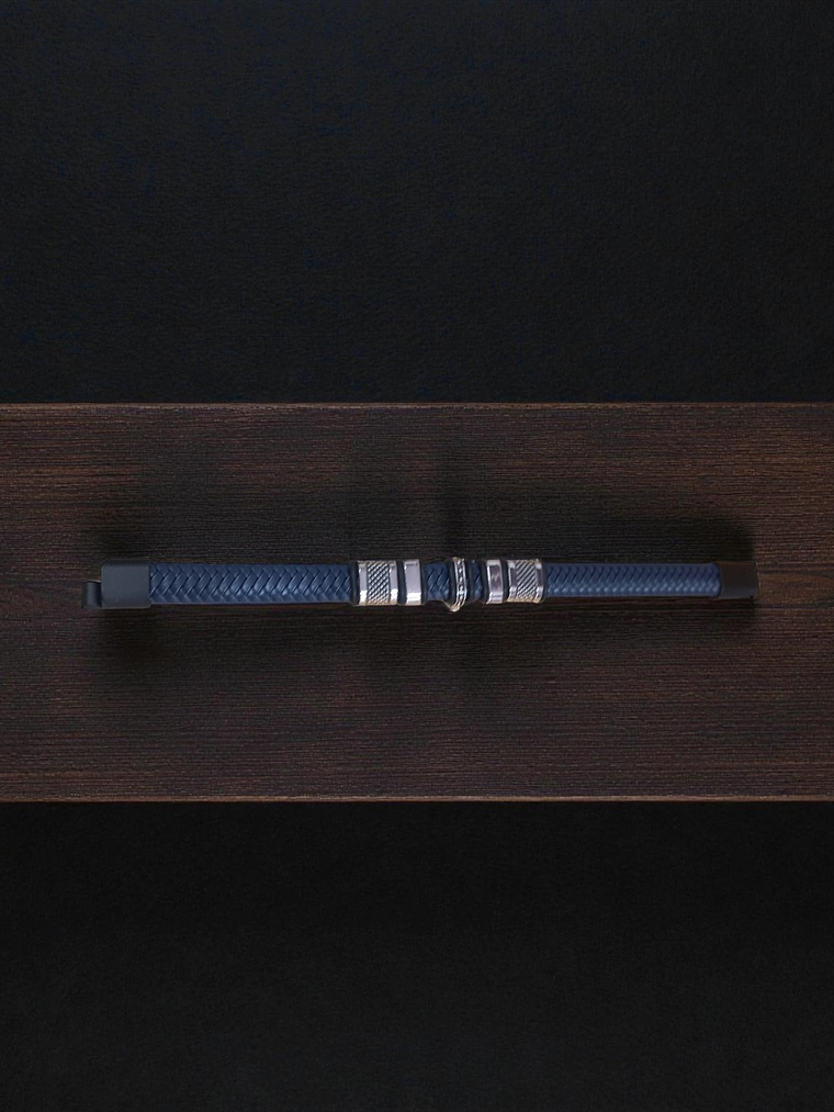 Pulsera de cuero Dark Blue con cruz en acero y cierre magnético 3