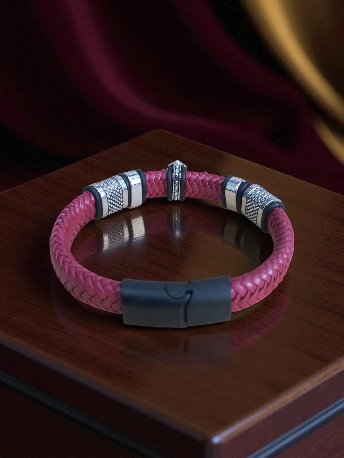 Pulsera de cuero Dark Red con cruz en acero y cierre magnético 2