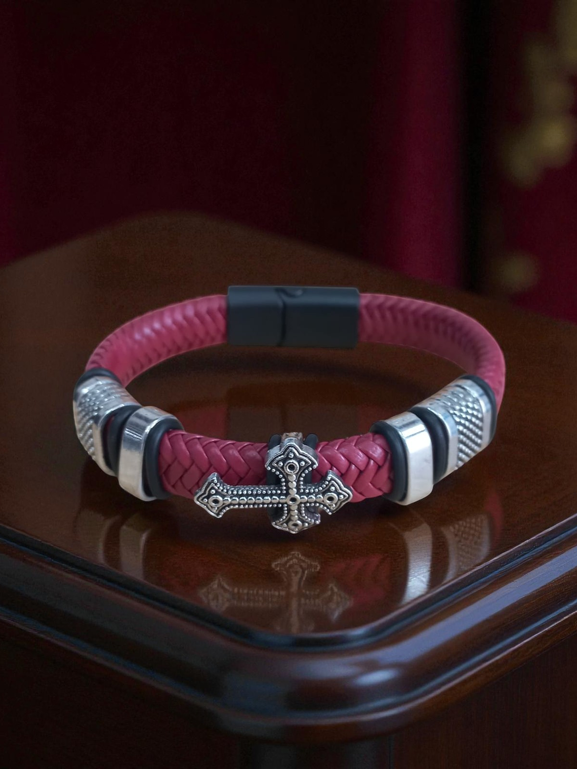 Pulsera de cuero Dark Red con cruz en acero y cierre magnético 1