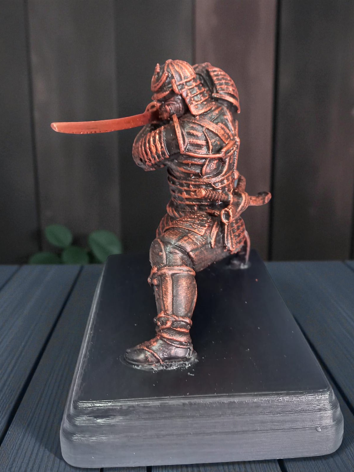 Samurái Arrodillado color cobre 17.5cm 5
