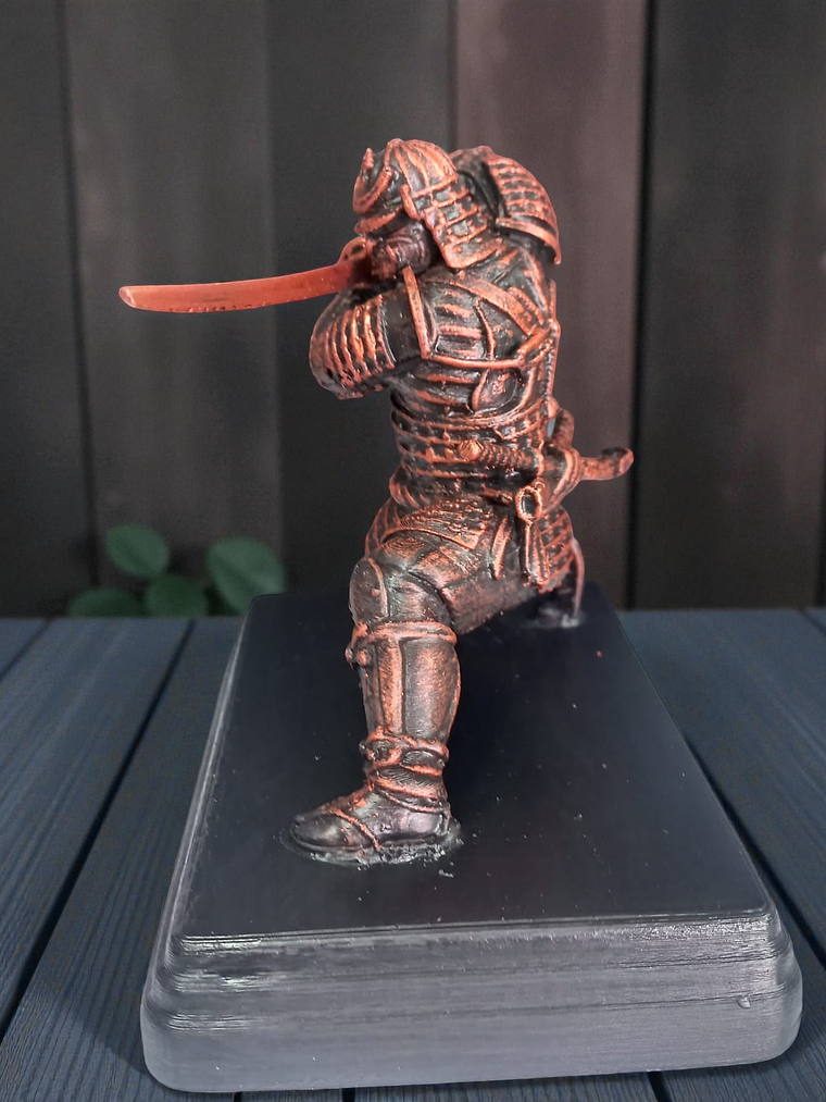 Samurái Arrodillado color cobre 17.5cm 5
