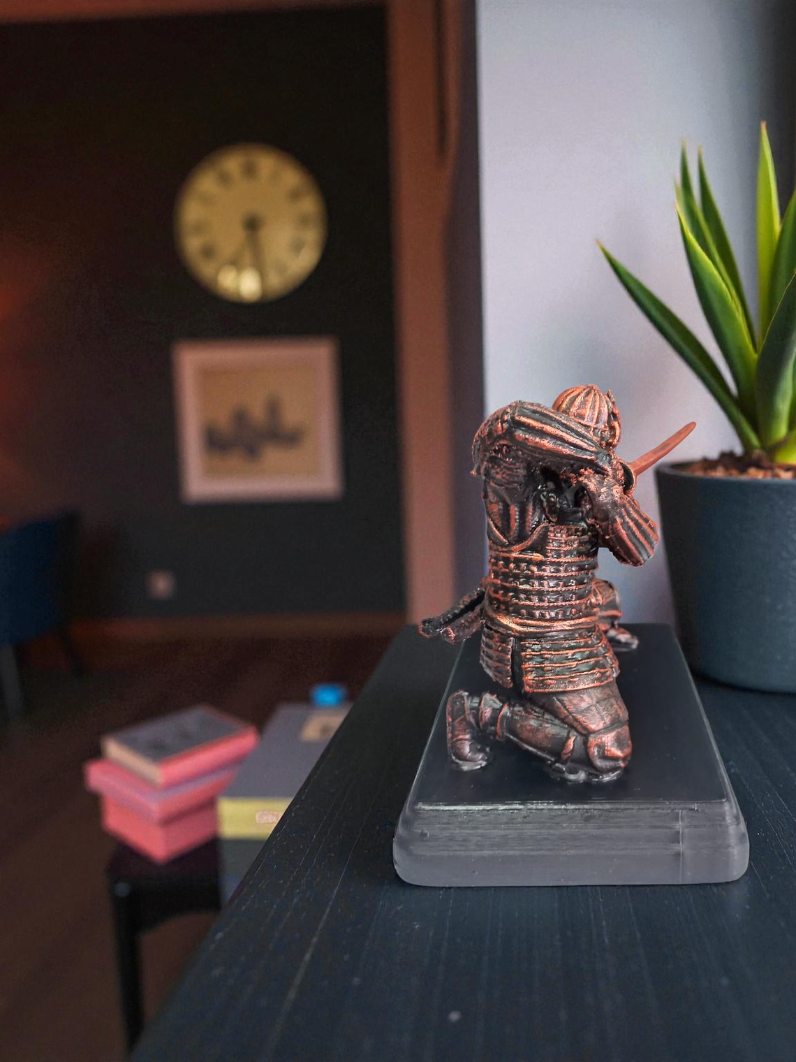 Samurái Arrodillado color cobre 12cm 2