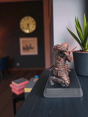 Samurái Arrodillado color cobre 12cm