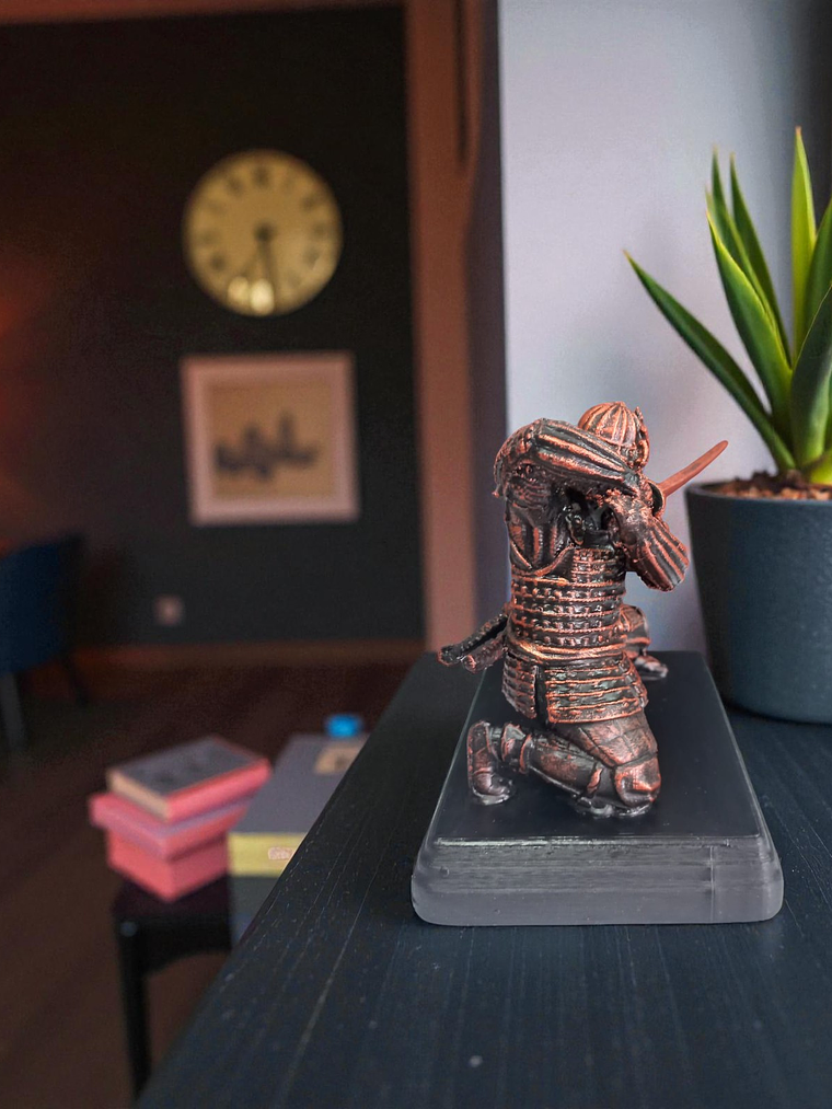 Samurái Arrodillado color cobre 12cm 2