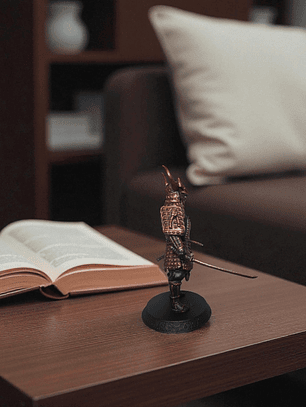 Figura Samurái color cobre 16.5 cm