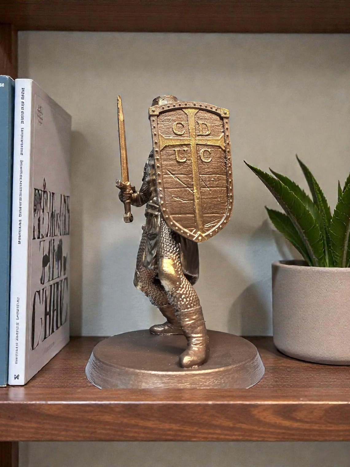 Figura Caballero Cruzado UC color Bronce 21.5cm 3