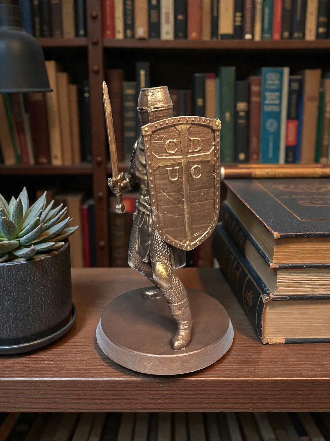 Figura Caballero Cruzado UC color Bronce 21.5cm 7