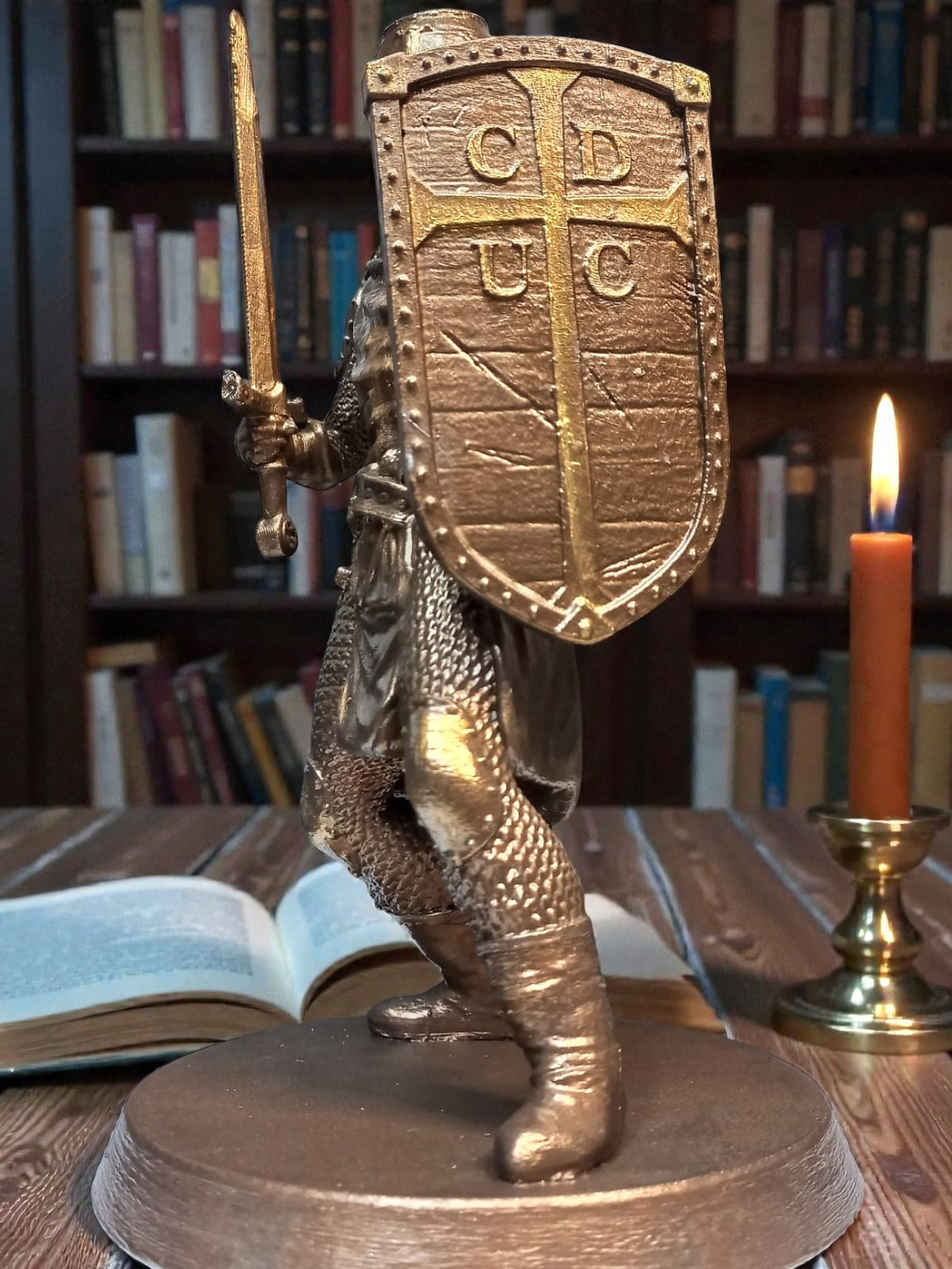 Figura Caballero Cruzado UC color Bronce 16.5cm 6