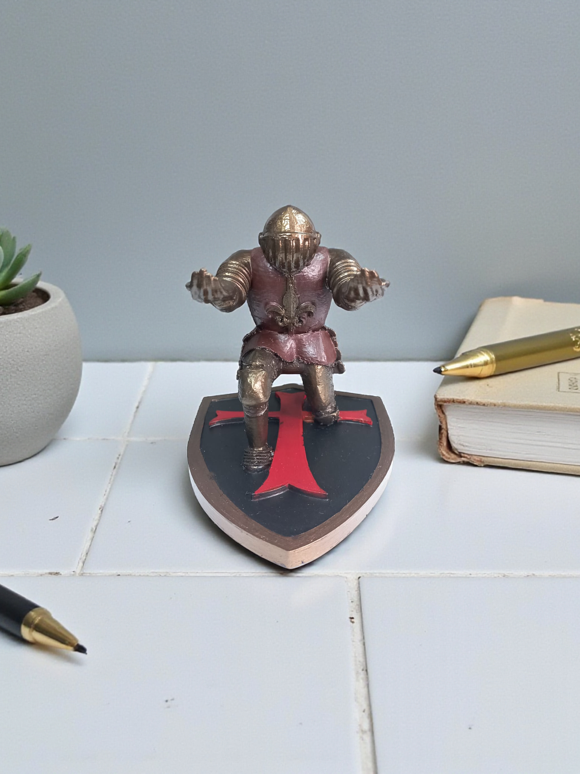 Porta Lápiz Caballero flor de lis base cruz templaria 13cm 3