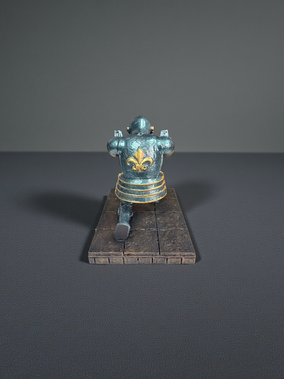 Porta Lápiz Caballero flor de lis base baldosa de castillo 13cm 2