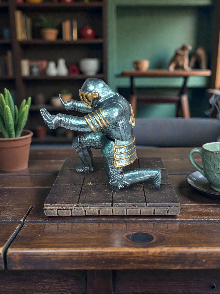 Porta Lápiz Caballero flor de lis base baldosa de castillo 13cm 4