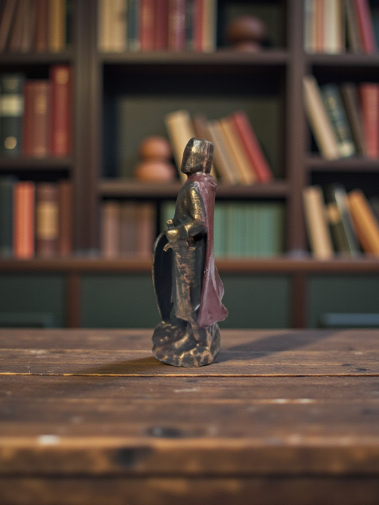 Figura Caballero minimalista con escudo en color bronce y  bordó 15cm 4