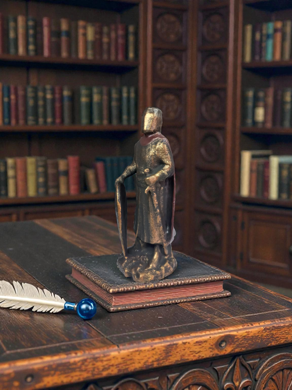 Figura Caballero minimalista con escudo en color bronce y  bordó 15cm 6