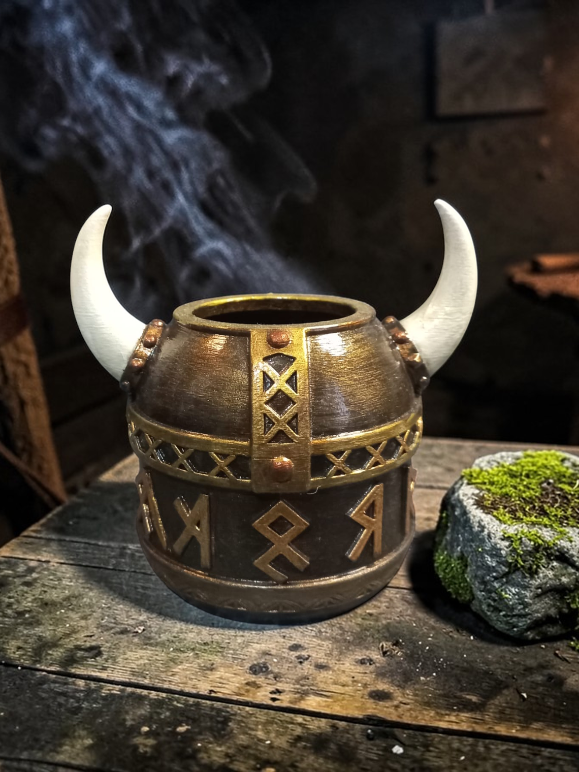 Portalápiz Casco vikingo con runas 13cm 2