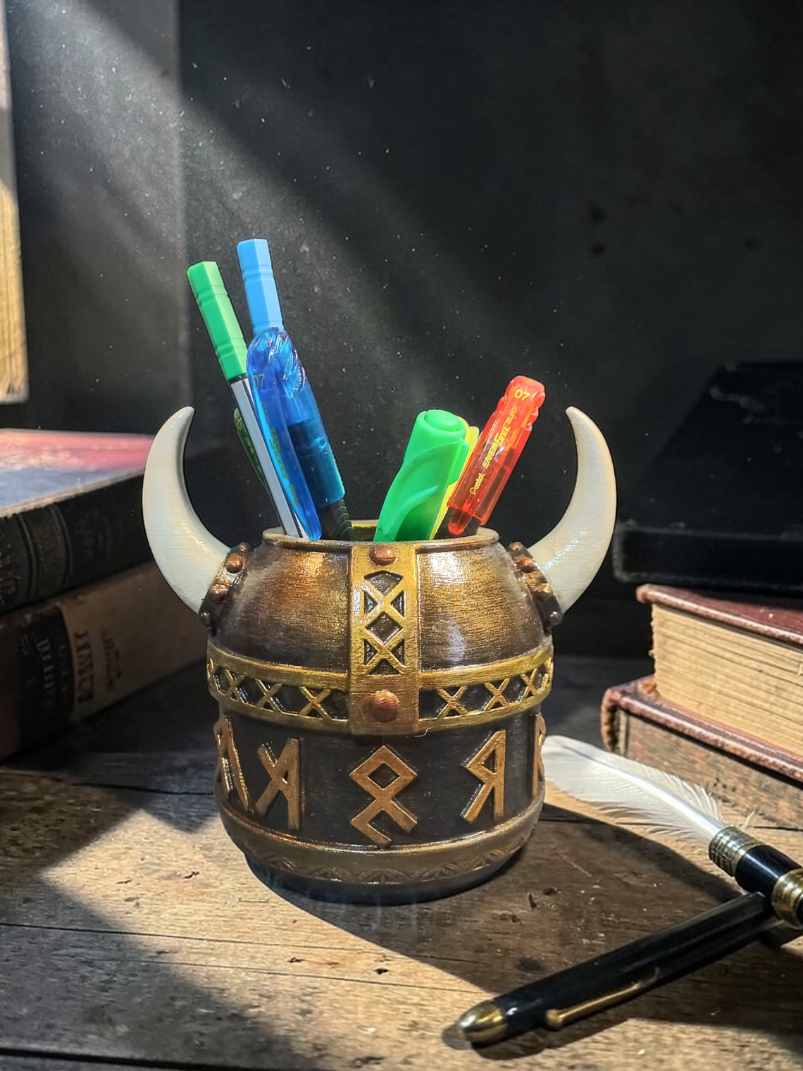 Portalápiz Casco vikingo con runas 13cm 4