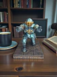 Portalápiz Caballero Flor de Lis sobre Piso de Castillo 13 cm - Miniatura 1